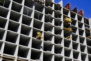 Beton çerçeve ve ekipman ile şantiye. Kiev, Ukrayna