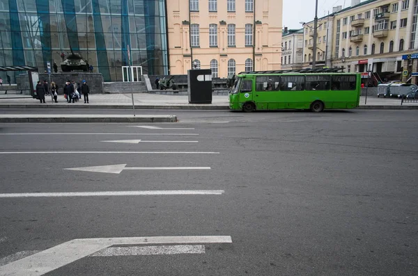 Kharkiv Ukraina November 2018 Folk Venter Bussholdeplassen Sentrum Grønn Buss – stockfoto