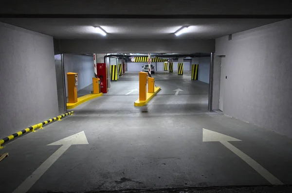 Akşam alışveriş merkezi nin altında yer altı otoparkı. Park halindeki bir arabalı yeraltı garajı. Kiev, Ukrayna