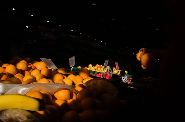 Куча Световых Апельсинов Супермаркете Люди Покупают Фрукты Магазине Украина — стоковое фото