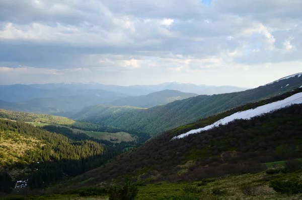 Montaña Vista Durante Senderismo Las Montañas Los Cárpatos Ucrania —  Fotos de Stock