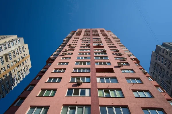 Kiev yerleşim bölgesinde yüksek modern apartmanlar. Birçok aile için yüksek katlı evler. Düşük açılı geniş görünüm. Ukrayna, Doğu Avrupa