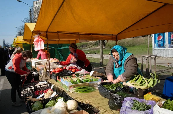 Киев Украина Апрель 2018 Года Утренние Уличные Торговцы Свежими Овощами — стоковое фото