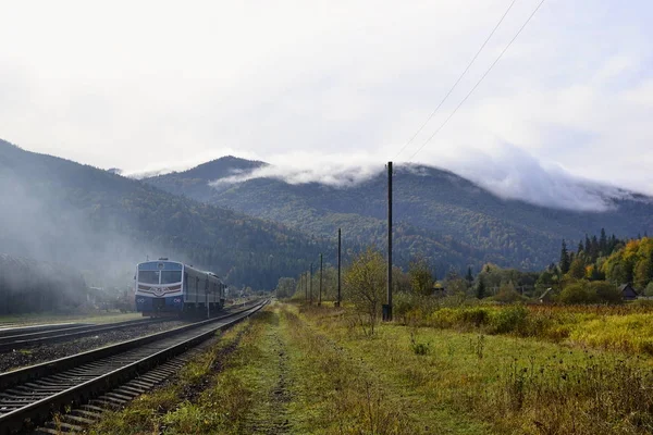 Tren Diesel Ferrocarril Montaña Vista Impresionante Cordillera Las Nubes Montañas —  Fotos de Stock