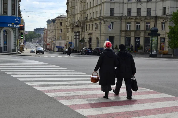 Kharkiv Ukraina April 2016 Aldret Par Med Påskekurv Som Krysser – stockfoto