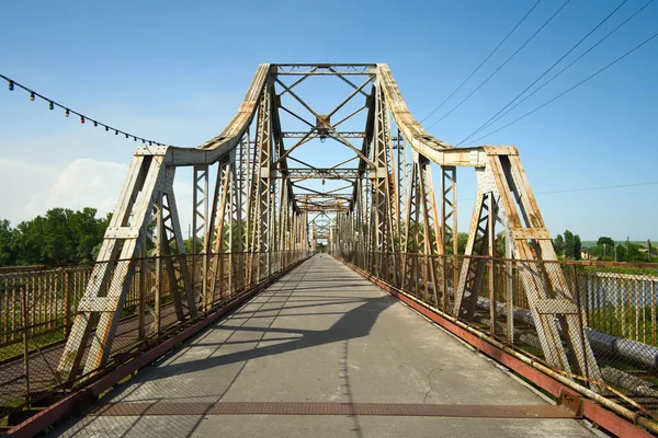 Ponte Aço Através Rio Uma Velha Ponte Ferro Enferrujado Feita — Fotografia de Stock