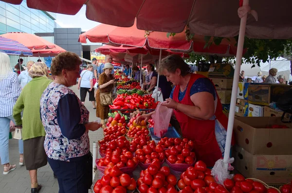 Ivano-Frankivsk, Ukrayna - Ağustos, 2019: Çeşitli sebzesatıcıları. Merkez pazarda yerel domates sebze satan kadın