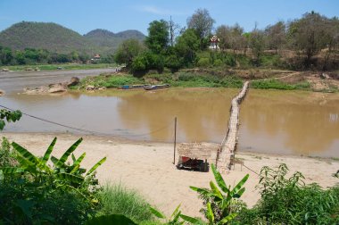 Mekong nehri boyunca küçük bir bambu köprüsü. Luang Prabang, Laos.