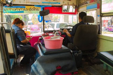 Bangkok, Tayland - Şubat, 2015: Halk otobüsünün iç kısmı. Bangkok şehrinde yoğun saatlerde sürüş otobüs şoförü.