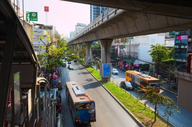 Bangkok, Tayland - Mart, 2015: Bangkok şehir şehir ulaşım. Beton metro köprüsü, yaya havai geçit ve halk otobüsü ve araba ile karayolu karayolu.