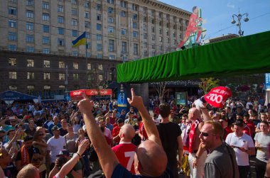 Kiev, Ukrayna - Mayıs 2018: Uefa Şampiyonlar Ligi Finali 2018 Liverpool v Real Madrid maçı öncesi Khreshchatyk caddesindeki taraftar bölgesinde binlerce futbolsever yüreklendi.