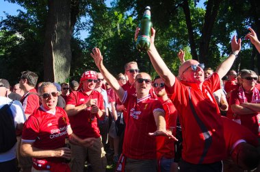 Kiev, Ukrayna - Mayıs 2018: Liverpool taraftarları, Real Madrid'e karşı oynanacak Uefa Şampiyonlar Ligi Finali 2018 öncesi Kiev şehir merkezindeki Taras Shevchenko parkında taraftar bölgesinde eğleniyor ve bira içiyor.