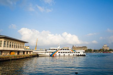İstanbul, Türkiye - Eylül 2018: Kadıköy iskelesi veya Kadıköy İskelesi'nde gökkuşağı boyamalı feribot teknesi