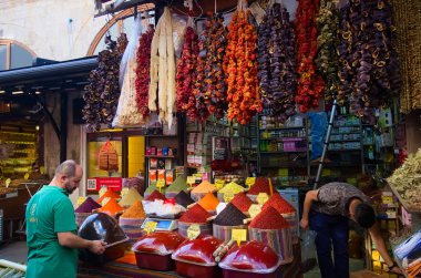İstanbul, Türkiye - Eylül 2018: Mısır çarşısı üzerinde baharat dükkanı hazırlayan erkekler. Piyasada aromatik baharatlar Büyük çeşitli. Türk sokak pazarında renkli kazık tozları çeşitleri.