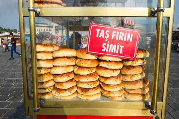 Стамбул Турция Сентябрь 2018 Традиционный Уличный Торговец Популярным Турецким Хлебом — стоковое фото