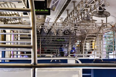 Mumbai, Maharashtra, Hindistan - Aralık, 2016: Yerel şehir treninin iç kısmı. Yerel tren hayranları ile boş otobüs içinde çelik korkuluklar Satırlar.