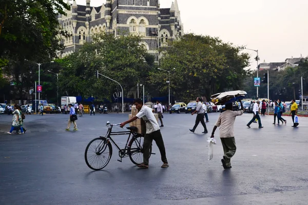 Mumbai Maharashtra India December 2016 Emberek Kereszteződés Gyalogos Biciklit Szállító — Stock Fotó