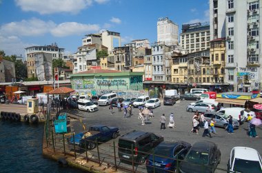 İstanbul, Türkiye - Eylül 2018: Beyoğlu ilçesindeki Karaköy İskele terminaline feribotla yürüyenler geldi.