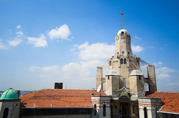 มมองอาคารหอคอยประว ศาสตร าแก จากบนดาดฟ าของกาลาต Konak คาเฟ และร านอาหาร Beyoglu — ภาพถ่ายสต็อก