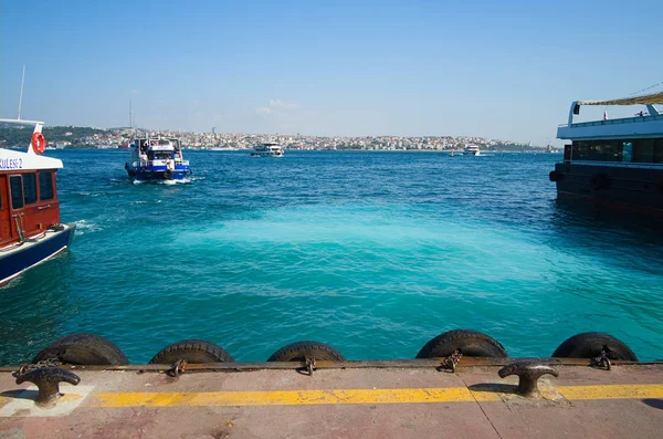 Istanbul Turquie Septembre 2018 Départ Ferry Boat Jetée Des Vagues — Photo