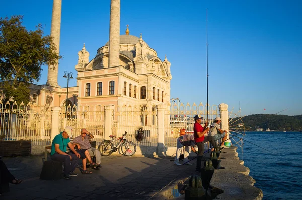 Istanbul Turquie Septembre 2018 Les Vieillards Reposent Pêchent Sur Jetée — Photo