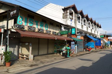 Pai, Thiland - Haziran, 2015: Kapalı dükkanları ve sabahları insansız boş şehir caddesi.