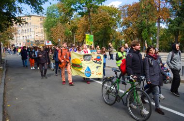 Kiev, Ukrayna - 20 Eylül 2019: Ukrayna halkı Küresel İklim Grevi gününde iklim değişikliği protestosu ve iklim değişikliği konusunda politika eylemi talebi. 