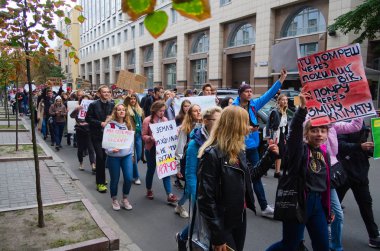 Kiev, Ukrayna - 20 Eylül 2019: Ukrayna halkı Küresel İklim Grevi gününde iklim değişikliği protestosu ve iklim değişikliği konusunda politika eylemi talebi. 