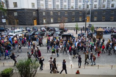Kiev, Ukrayna - 20 Eylül 2019: Ukrayna halkı Küresel İklim Grevi gününde iklim değişikliği protestosu ve iklim değişikliği konusunda politika eylemi talebi yle bir araya geldi. Hükümet binasına saldırı.
