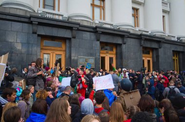 Kiev, Ukrayna - 20 Eylül 2019: Ukrayna halkı Küresel İklim Grevi gününde iklim değişikliği protestosu ve iklim değişikliği konusunda politika eylemi talebi yle bir araya geldi. Cumhurbaşkanlığı Ofis Binası.
