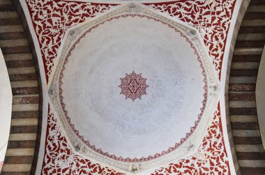 Mavi Cami 'nin avlusundaki kubbenin tavanında Arap desenleri var. İslami geleneksel dini süs. İstanbul, Türkiye.