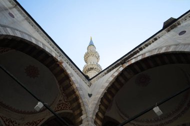 Mavi Cami 'nin minare kulesi alçak açılı bulutlu mavi gökyüzüne karşı. İstanbul, Türkiye.