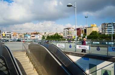 İstanbul, Türkiye - Eylül 2018: Yenikapı metro istasyonuna giriş. Yürüyen merdiven ve metro istasyonuna merdivenler. Metro istasyonuna merdivenler.