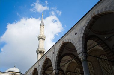 Mavi Cami 'nin minare kulesi bulutlu mavi gökyüzüne karşı. İstanbul, Türkiye.