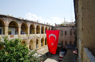 İstanbul, Türkiye - Eylül 2018: İstanbul 'daki Grand Bazaar' daki eski tarihi binanın avlusuna büyük bir Türk bayrağı asıldı.