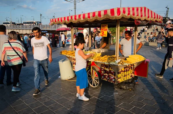 Стамбул Турция Сентябрь 2018 Года Мальчик Покупает Жареную Кукурузу Уличном — стоковое фото