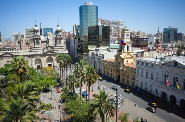 Santiago, Şili - Şubat 2020: Güneşli bir günde çatıdan Santiago de Şili 'nin ana şehir meydanı Plaza de Armas manzarası. Santiago Metropolitan Katedrali ve Ulusal Tarih Müzesi. Şehrin ufuk çizgisi görünümü