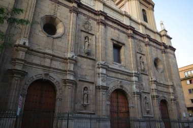 Santiago de Şili 'nin tarihi merkezindeki Santo Domingo Kilisesi' nin ön görüntüsü. İki çan kulesi olan Dominik kilisesi. Santiago, Şili.