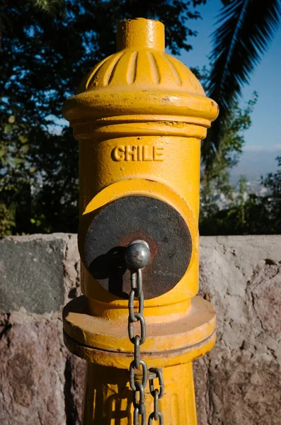 Jasne Żywe Żółte Hydranty Przeciwpożarowe Napisem Chile Konsystencja Fireplug Tła — Zdjęcie stockowe