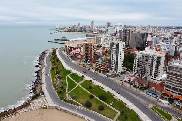 Mar del Plata şehrinin panoramik şehrinin insansız hava aracı görüntüsü. Paseo Davila yolu sahil şeridi boyunca. Arjantin.