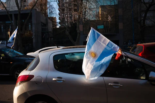 Mar del Plata, Arjantin - Temmuz 2020 İnsanlar ulusal bayrak sallayarak Arjantin 'in Bağımsızlık Günü' nü kutluyor. 