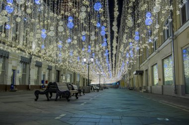 Rusya, Moskova - Jan, 2019: Issız bir sokakta şehir merkezinde görünümünü. Nikolskaya Street, Moskova, Rusya.