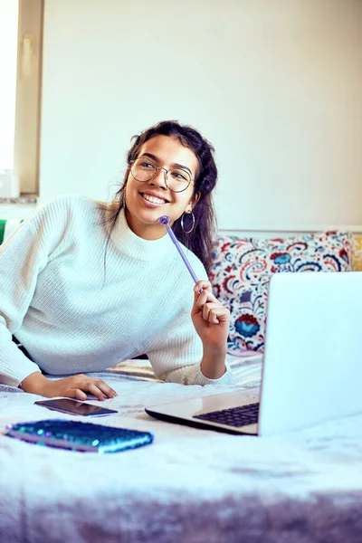 Moderna Ragazza Indonesiana Studiare Casa Durante Utilizzo Computer Portatile — Foto Stock