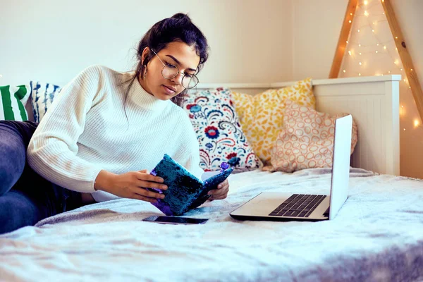 Moderna Ragazza Indonesiana Studiare Casa Durante Utilizzo Computer Portatile — Foto Stock