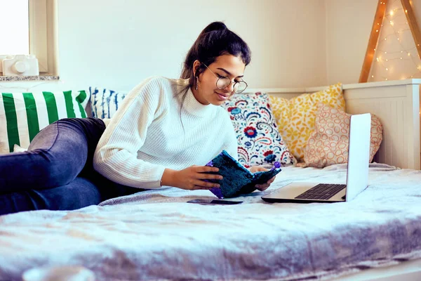 Moderna Ragazza Indonesiana Studiare Casa Durante Utilizzo Computer Portatile — Foto Stock