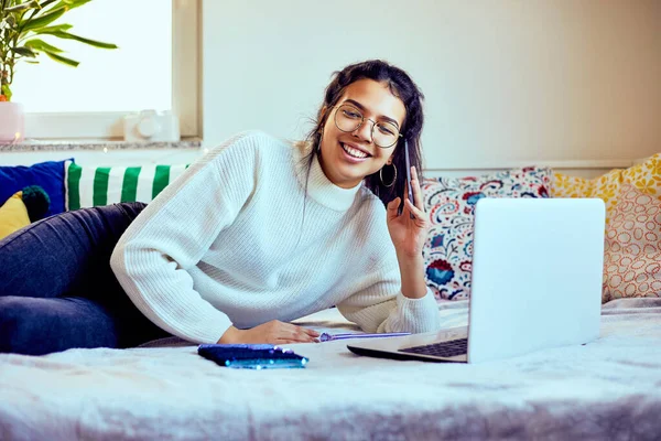 Moderna Ragazza Indonesiana Che Studia Casa Mentre Utilizza Computer Portatile — Foto Stock