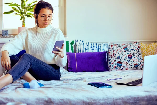 Moderna Ragazza Indonesiana Che Studia Casa Mentre Utilizza Computer Portatile — Foto Stock