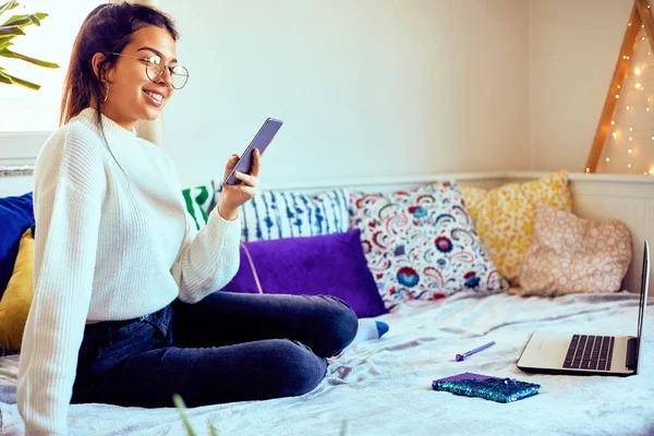 Moderna Ragazza Indonesiana Che Studia Casa Mentre Utilizza Computer Portatile — Foto Stock