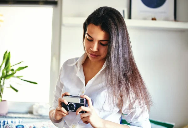 Donna Alla Moda Posa Con Una Macchina Fotografica Retrò Nella — Foto Stock