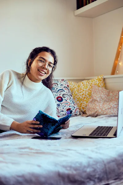 Menina Indonésia Moderna Estudando Casa Enquanto Usa Laptop Fotos De Bancos De Imagens Sem Royalties